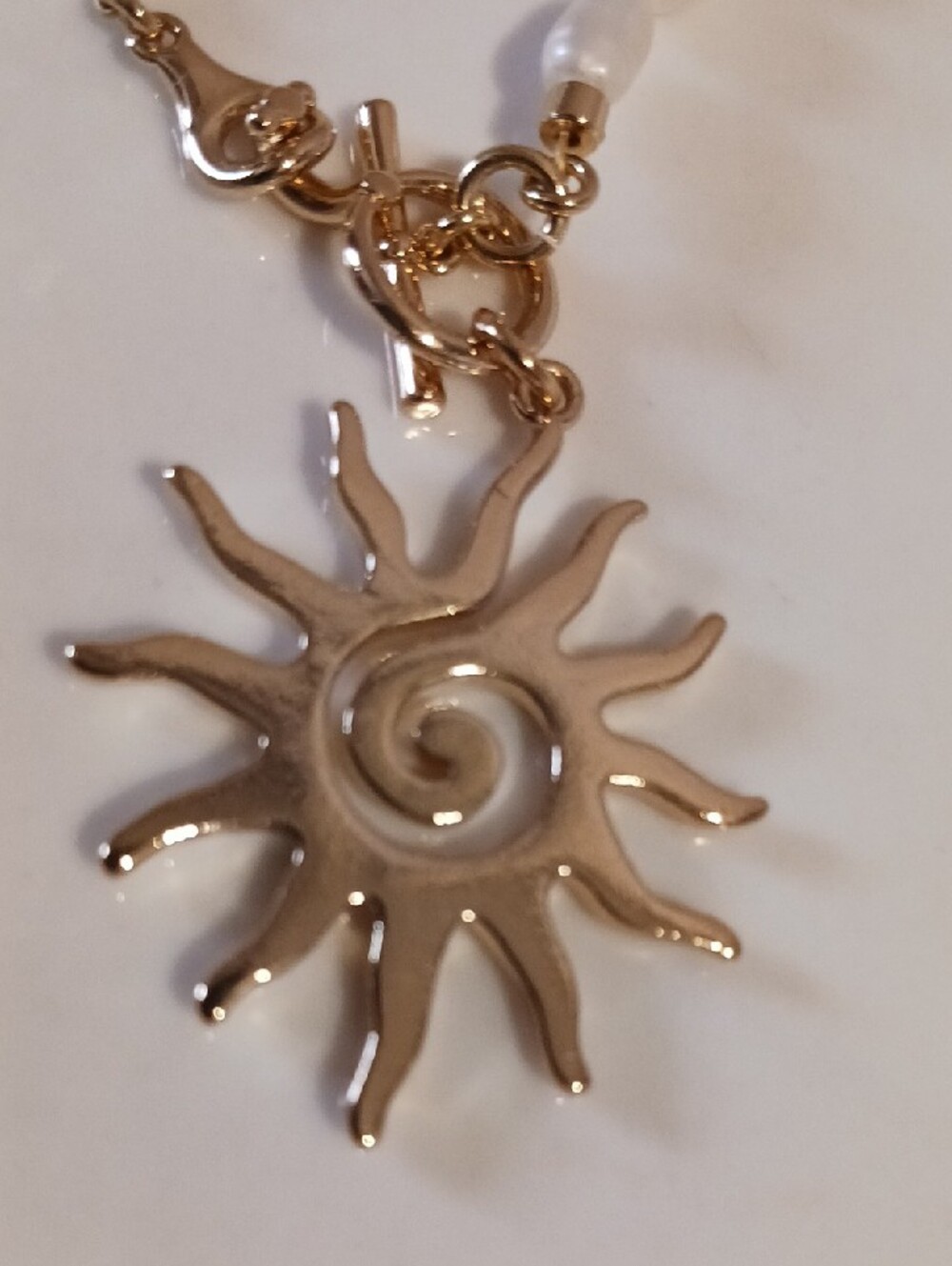 Gorgeous! ⚜️Goldtone🌞 Sun Pearl Pendant Necklace - White Faux Freshwater Pearls - Picture 5 of 7